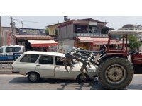 Tarsus’ta otomobil traktöre arkadan çarptı: 2 yaralı