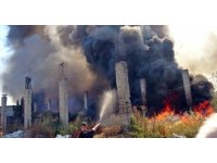 Antalya’da bir ev ve depo alevlerin arasında kaldı