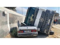 Kamyonun üzerine devrilmesiyle hurdaya dönen Tofaş’ta kimsenin olmaması faciayı önledi