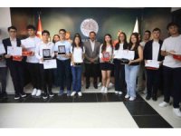 Hatay’da LGS ve YKS’de başarı elde eden öğrenciler depremzede vatandaşları gururlandırdılar