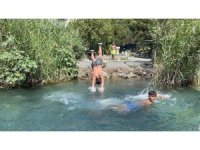 Kavurucu sıcaktan bunalan vatandaşlar, soluğu buz gibi suyuyla mest eden doğal kaynak suyunda aldılar