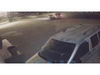 Hırsızların yol kenarında duran çöp konteynerini araca yükleyip çaldığı anlar kamerada