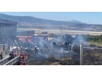 Fabrika deposunda çıkan yangında 2 işçi dumandan etkilendi