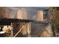 Serik’teki orman yangınında evler ve ahırlar yandı