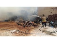 Kırıkhan’da evde çıkan yangın, otomobile sıçradı