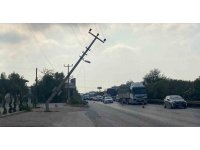 Elektrik direğine çarpan tır, trafiği tehlikeye soktu