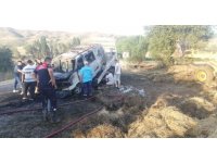 Traktöre yüklenen saman balyaları alev aldı, ticari araç küle döndü