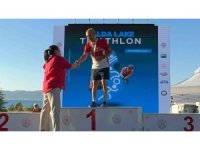 Türkiye’nin Maldivleri Salda Gölü’ndeki triatlon yarışlarında 76 yaşındaki ‘Demir Adam’ zirvede
