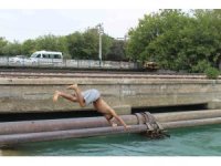 Adana yanıyor, sulama kanalları doluyor