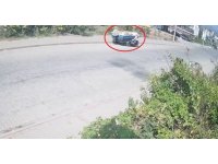 Tekne yüklü römorka çarpan motosikletli kaskı sayesinde hayatta kaldı