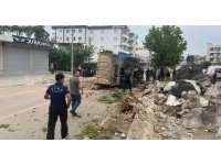 Bulvarda refüje çarpan kamyon devrildi, sürücü yaralandı