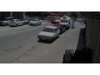 Motosikletli, kamyonetin altında kalmaktan son anda kurtuldu