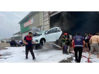 Park halindeyken yanmaya başlayan elektrikli araçtaki yangın, 2 saat boyunca söndürülemedi