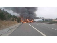 Tarsus’ta kaza yapan elyaf yüklü tır alev alev yandı