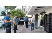 Yaşadığı dairede boğazı kesilmiş olarak bulundu