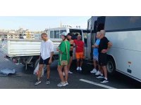 Kamyonetten düşen malzemeleri toplamak isterken zincirleme kazaya sebep oldu:1 yaralı