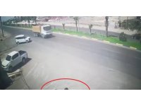 Motosikletli saldırgan iş yerine kurşun yağdırıp kaçtı: O anlar kamerada