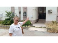 Adana’da faciadan dönüldü: 3 katlı apartmanın merdivenleri çöktü
