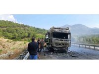 Burdur’da seyir halindeyken alev alan tır küle döndü