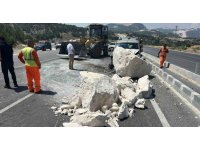 Tırdan düşen mermer bloğuna çarpan otomobilin sürücüsü yaralandı