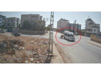 Motosiklet, minibüse ok gibi saplandı