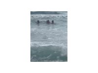 Boğulma tehlikesi yaşayan 2 kız çocuğunun kurtarılma anları kamerada