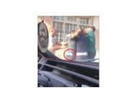 Belindeki bıçakla tekmeli yumruklu kavgaya girdi, sokak boks ringine döndü