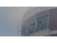 Yangın çıkan binada mahsur kaldıkları balkonda kurtarılmayı beklediler