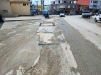 Adana’da belediyenin yapmadığı yola esnaftan ilginç çözüm: Yola asflat yerine halı serildi