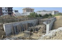 Köprü inşaatında düşen işçi ağır yaralandı