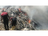 Isparta’da çöplükte çıkan yangın ormana sıçramadan söndürüldü