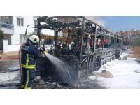 Antalya’da özel halk otobüsü park halindeyken alev alev yandı