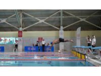 Yüzme bilmeyen kalmasın projesi çerçevesinde kamu personelleri kozlarını havuzda paylaştı