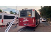 Antalya’da halk otobüsüne karavan tentesi saplandı