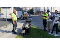 Kaldırımdaki trafik levhasına çarpan motorlu bisikletin sürücü yaralandı