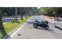 Motosiklet palmiye ağacına çarptı, sürücü yaralandı