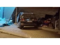 Araç işyerine daldı: 2 yaralı