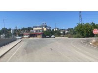 El frenini çekmeyi unutup arkasından koştuğu otomobil park duvarına çarparak durabildi