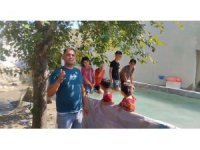 Sıcaktan denize giremeyen çocuklara römorkta havuz yaptı