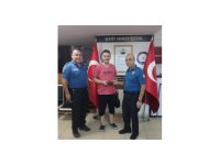 Isparta’da içerisinde para bulunan cüzdan sahibine teslim edildi