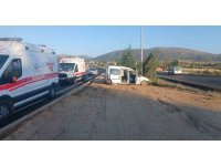 Kontrolden çıkan hafif ticari araç direğe çarptı: 5 yaralı