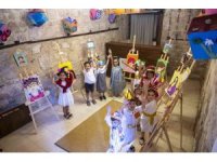 Çocuk Gelişim Merkezlerinde eğitim alan miniklerin eserleri Tarsus’ta sergileniyor