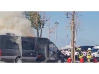 Havalimanında park halindeki minibüs alevlere teslim oldu