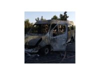 Yanan minibüs kullanılamaz hale geldi