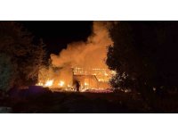 Antalya’da kereste fabrikasının lojmanı alev alev yandı, büyük panik yaşandı