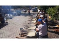 Kazanlar imece usulü keşkek ve aşure şöleni için kaynadı
