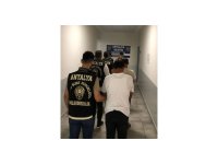 Antalya’da kendini devlet görevlisi olarak tanıtıp vurgun yapan 4 şüpheli tutuklandı