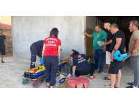 Traktörle çarpışıp römorkun altında kalan motosikletin sürücüsü ölümden döndü