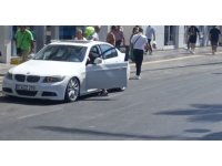 Kırmızı ışıkta bekleyen sürücünün önünü kesip saldırdılar, o anlar güvenlik kamerasına yansıdı