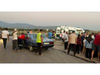 Motosikletle otomobil çarpıştı: 3 yaralı